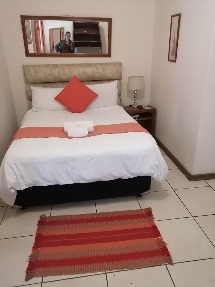 Dove'S Nest Guest House Kempton Park Exteriör bild